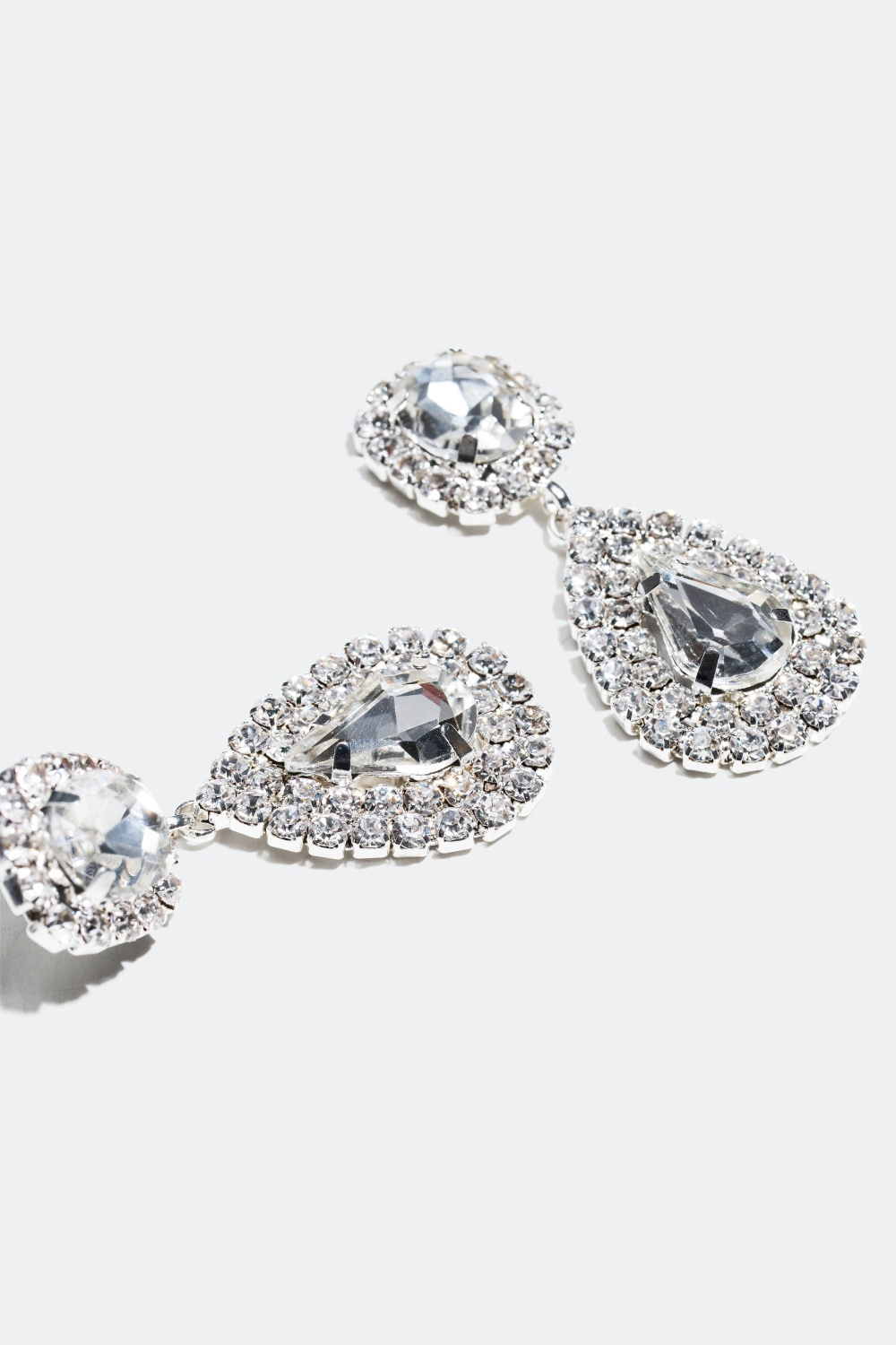 Pisaranmuotoiset statement-korvakorut