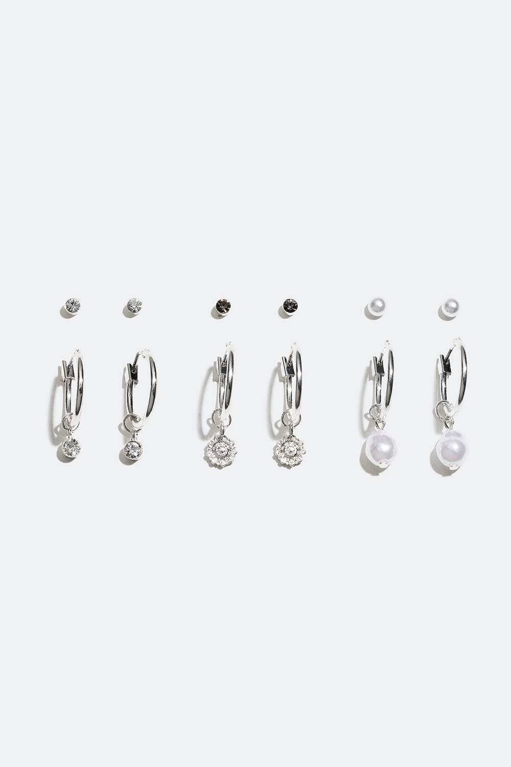 Nappikorvakorut ja korvarenkaat, joissa riipus, 6 kpl