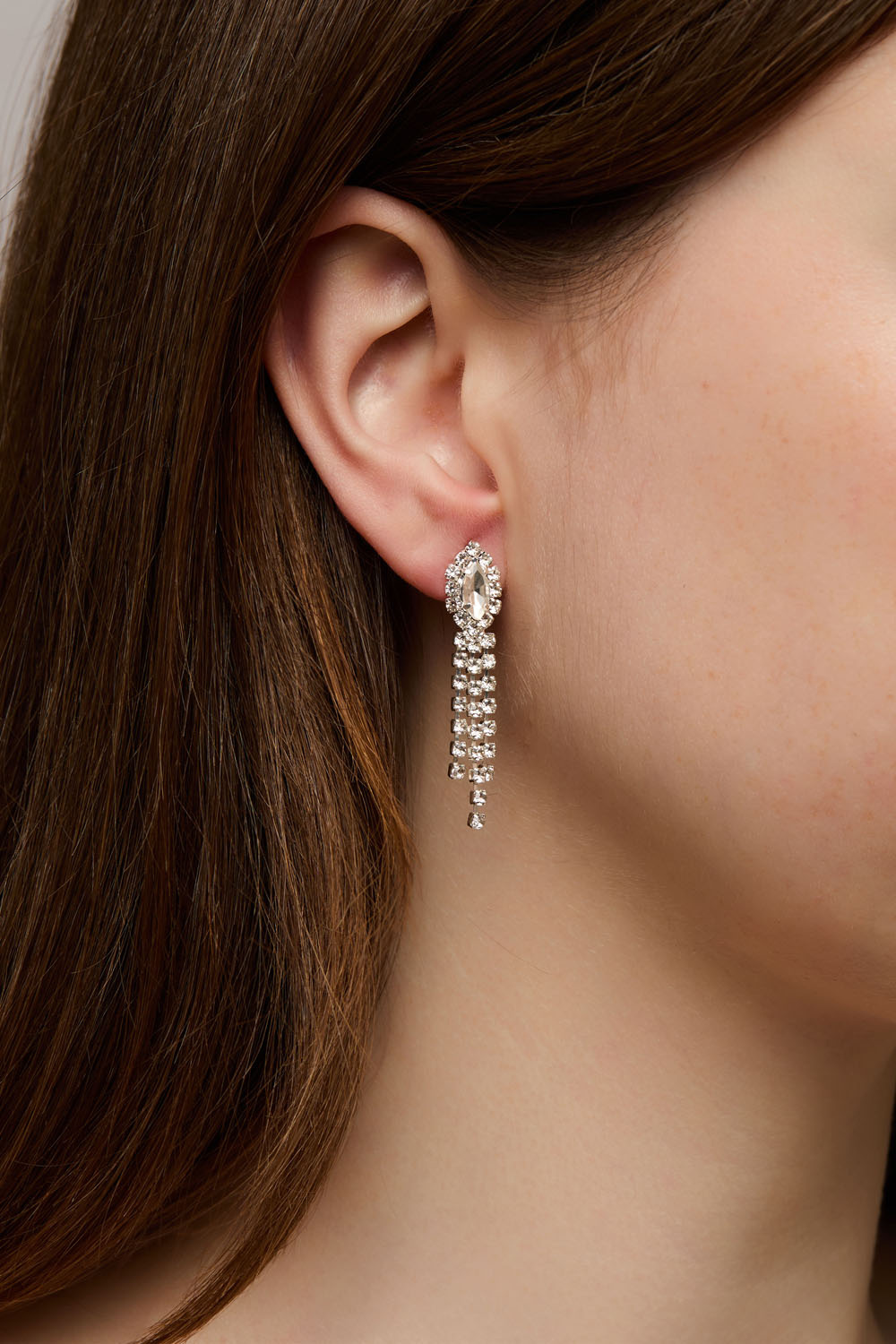 Soikea kivi ja roikkuvia strassilenkkejä