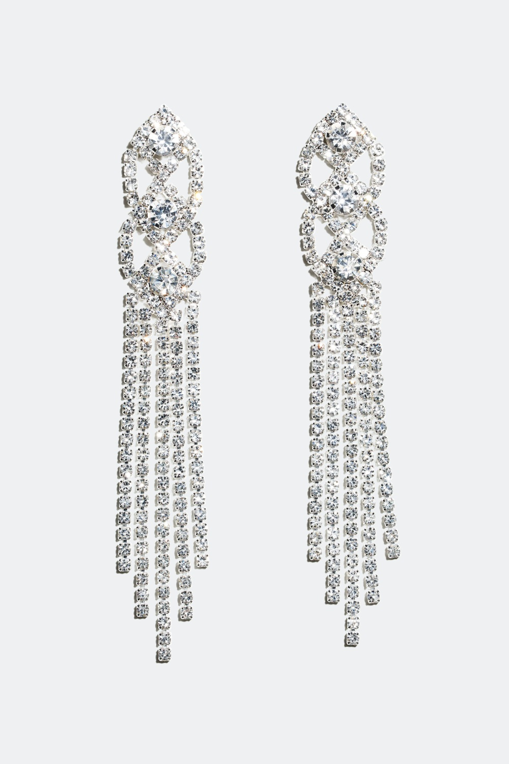 Strassikorvakorut, joissa on kuperia muotoja ja pitkät lenkit