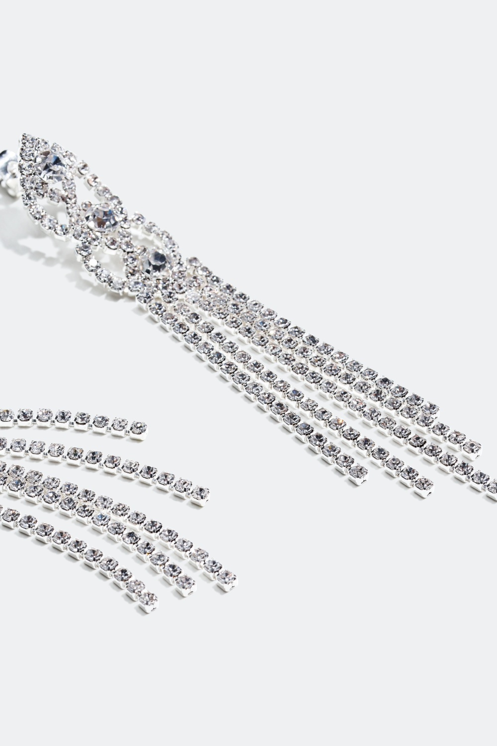 Strassikorvakorut, joissa on kuperia muotoja ja pitkät lenkit