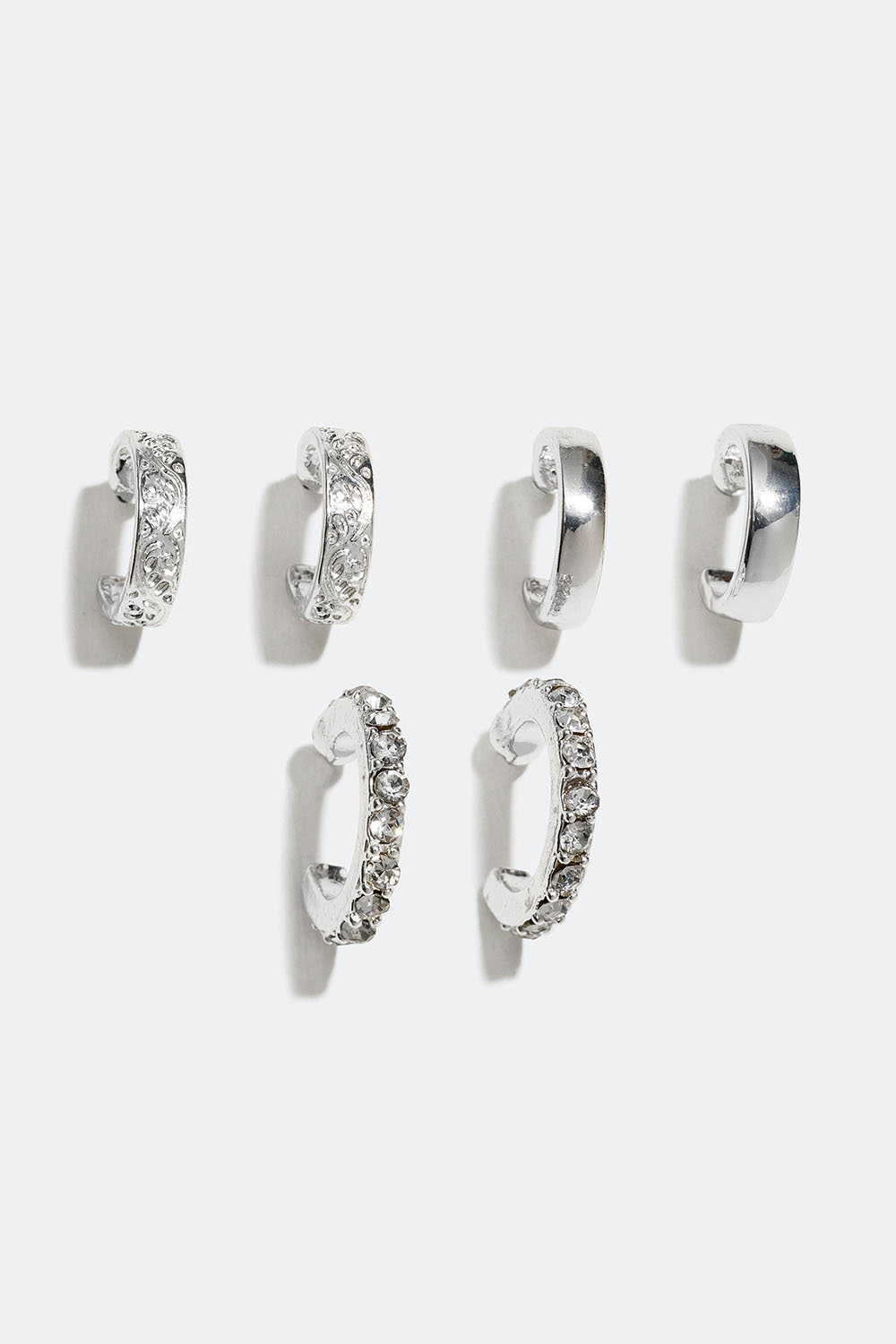 Pienet korvarenkaat, joissa on erilaisia pintakuvioita ja koristeita