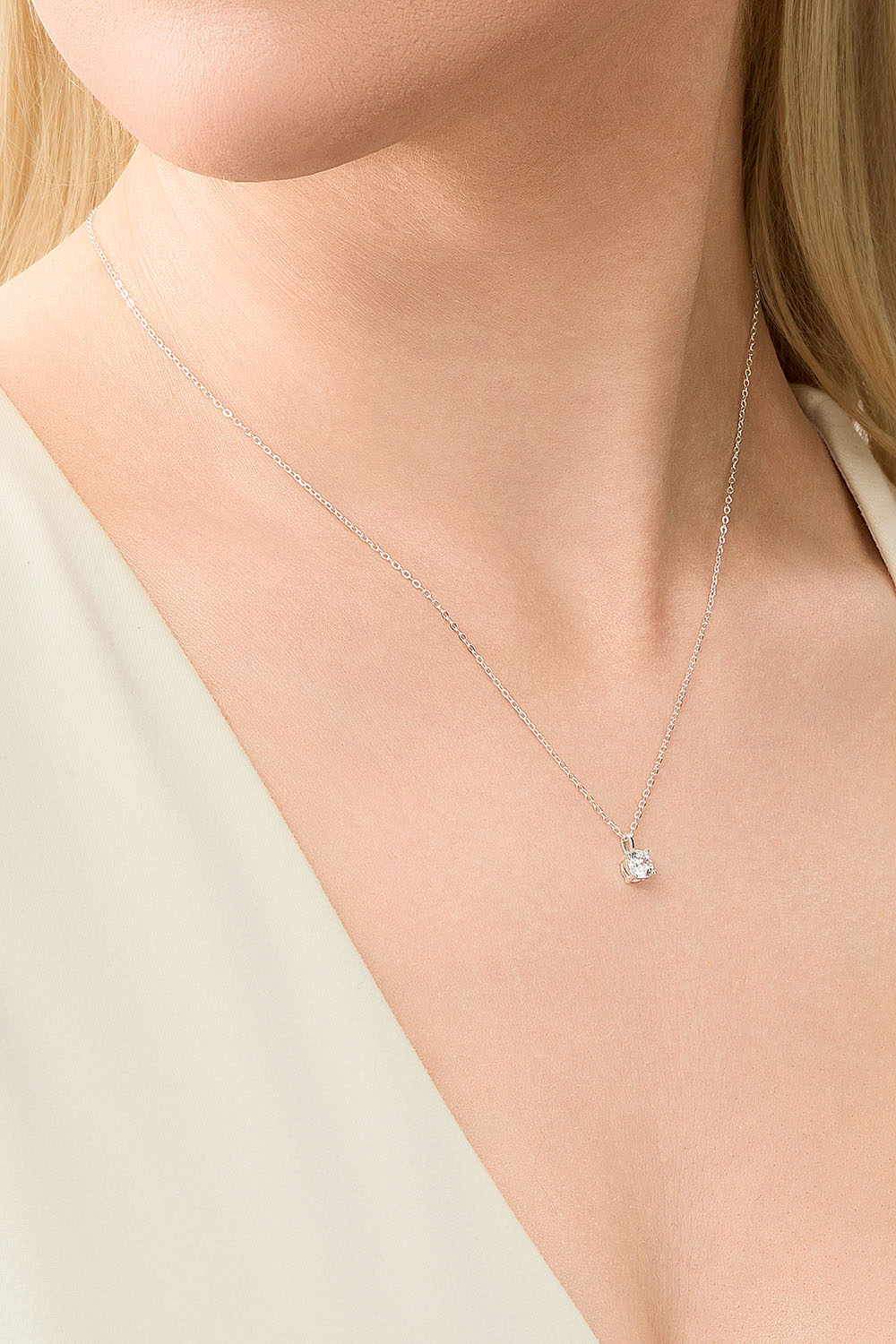 Aito hopeakaulakoru, jossa kimaltava Cubic Zirconia -lasikivi