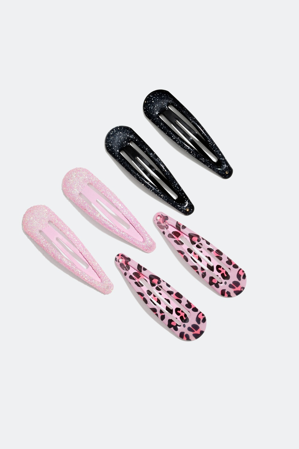 Hiussolki, jossa on kimalletta ja leopardikuvio