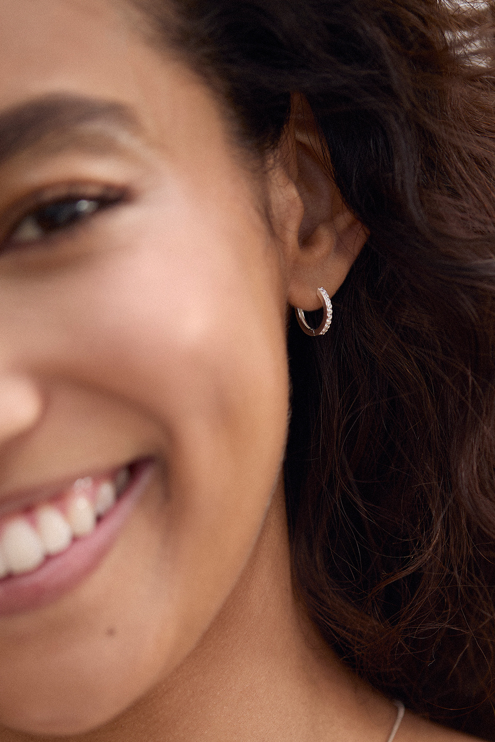 Aidot hopeakorvarenkaat, joissa on kiviä etupuolella