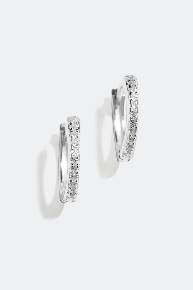 Aidot hopeakorvarenkaat, joissa on kiviä etupuolella