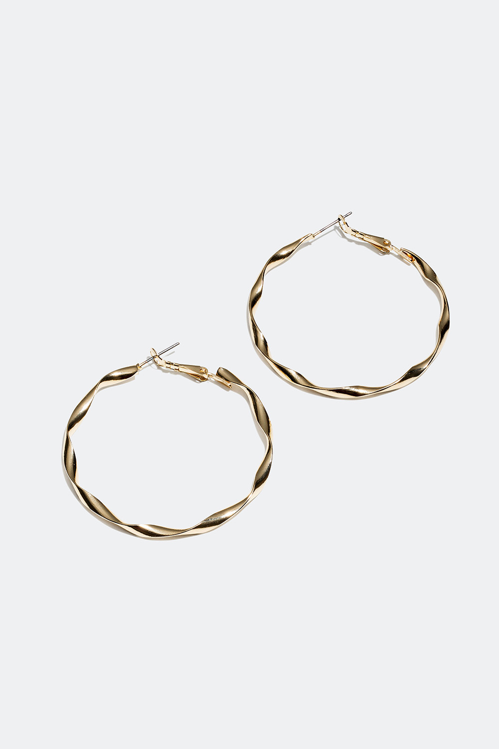 Isot ja ohuet kierretyt korvarenkaat