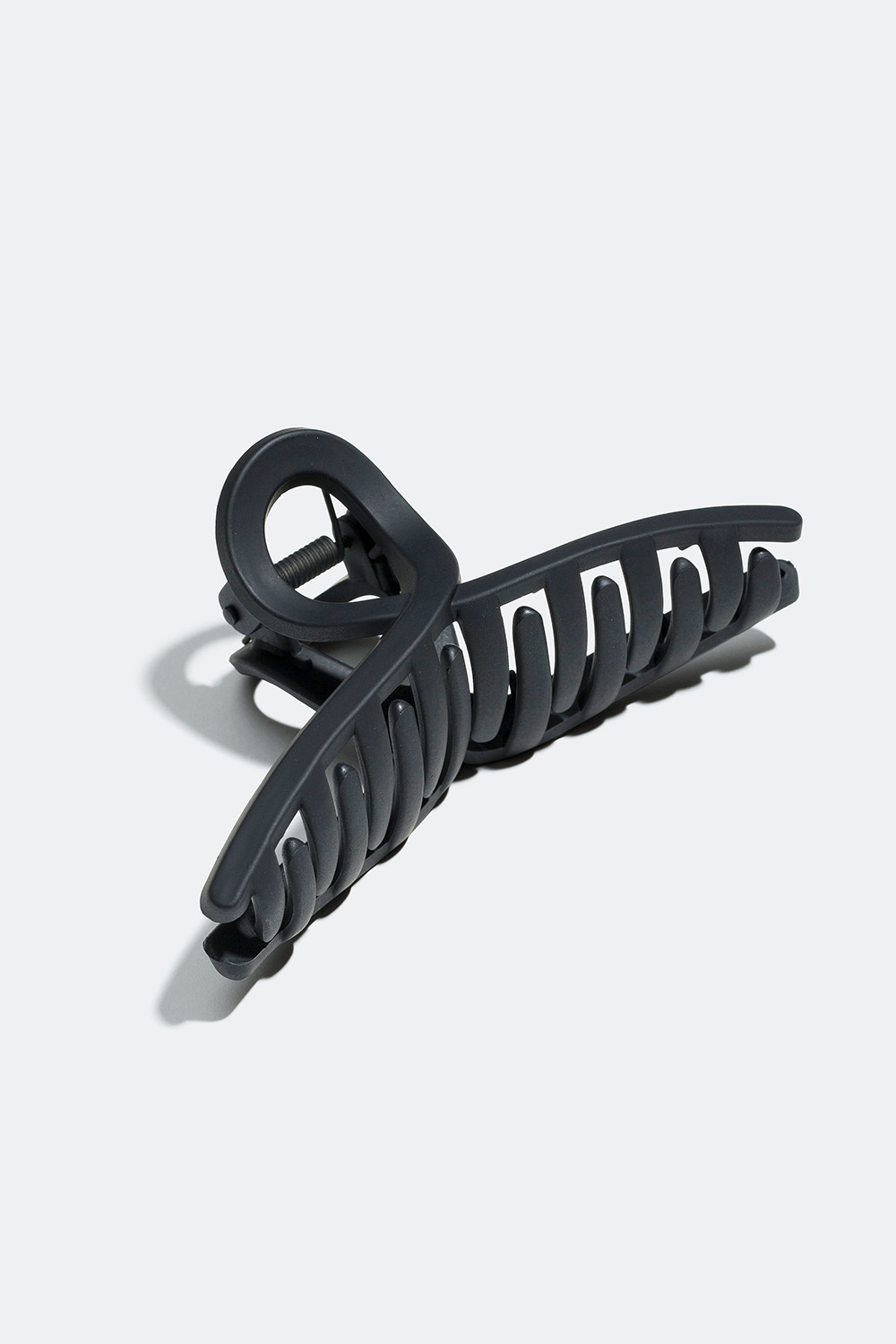 Pitkänomainen hiussolki, jossa silmukka