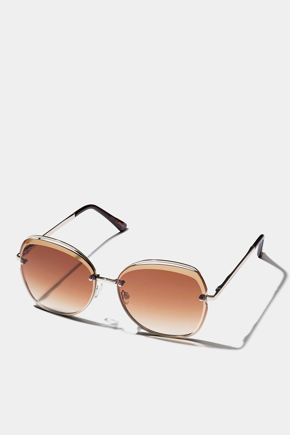 Retro-aurinkolasit, joissa sävytetyt linssit