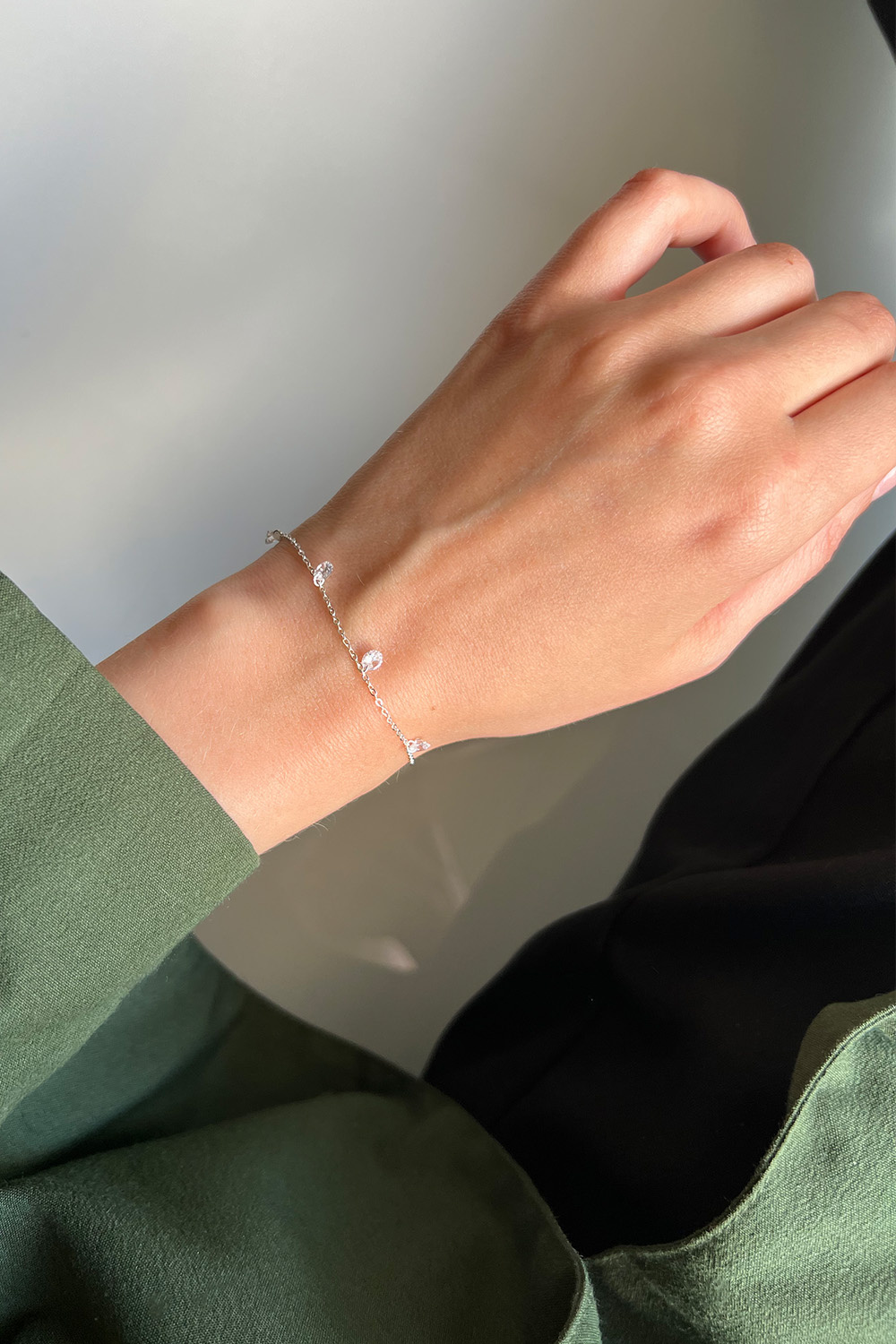 Hopeinen rannekoru, jossa kauniita Cubic Zirconia -kiviä