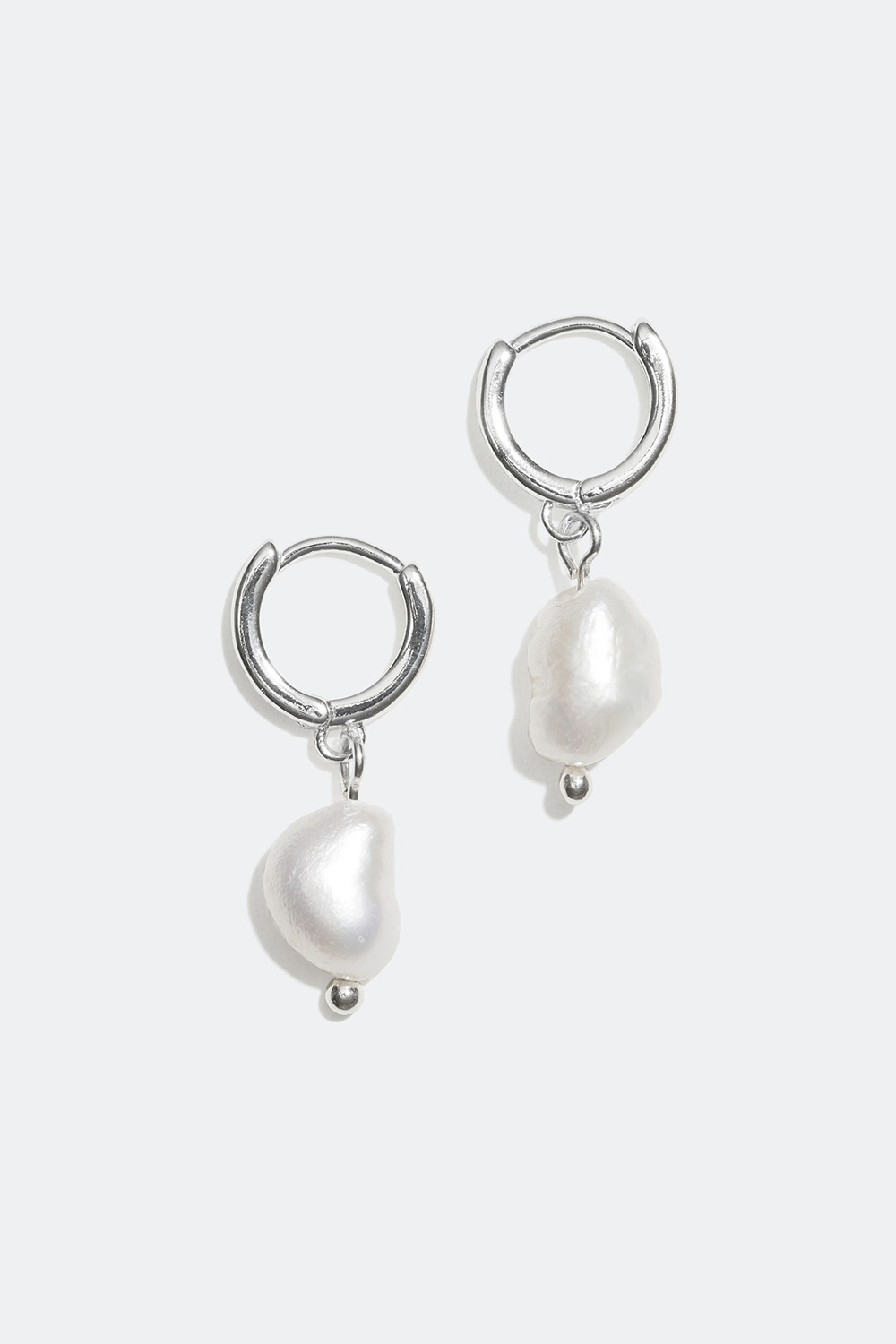 Pienet korvarenkaat, joissa muovihelmi