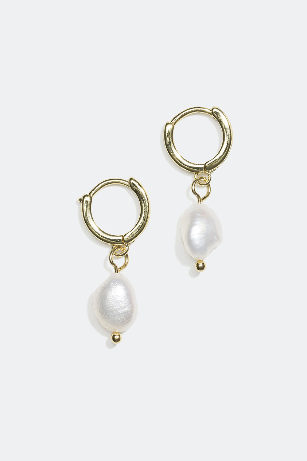 Pienet korvarenkaat, joissa muovihelmi