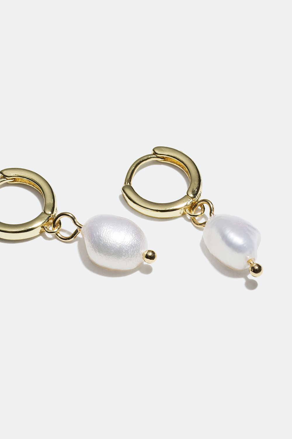 Pienet korvarenkaat, joissa muovihelmi