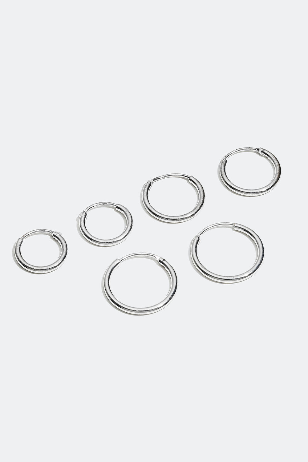 Erikokoiset pienet korvarenkaat, 3 kpl/pakk