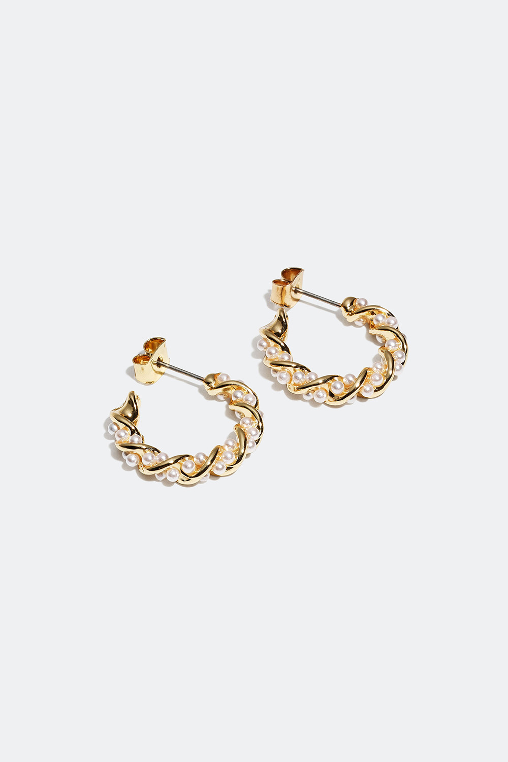 Korvarenkaat, joissa helmiä ja kierretty muotoilu