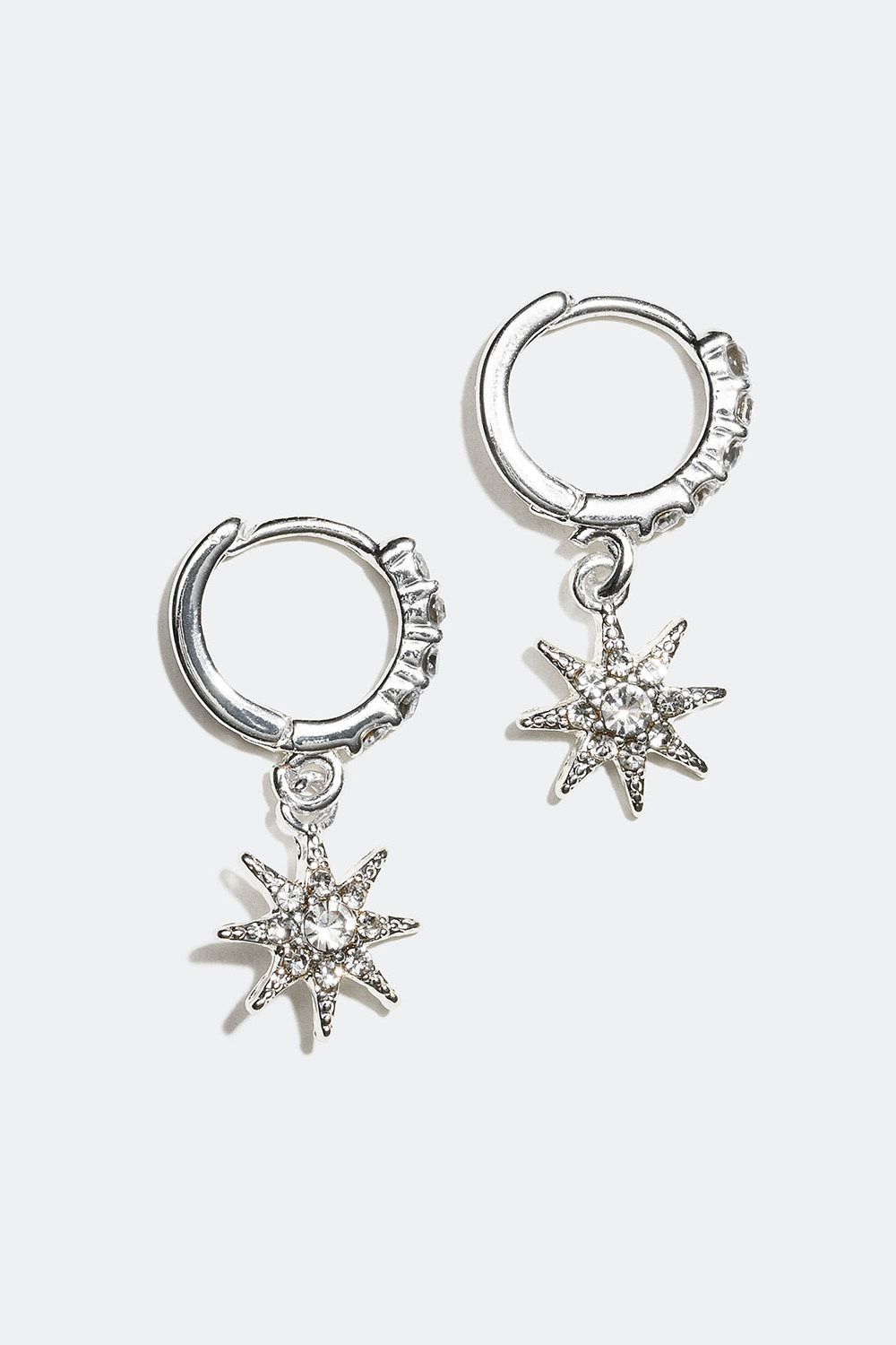 Korvarenkaat, joissa tähden muotoiset riipukset ja lasikiviä