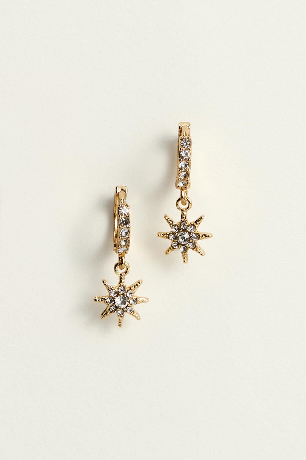 Korvarenkaat, joissa tähden muotoiset riipukset ja lasikiviä