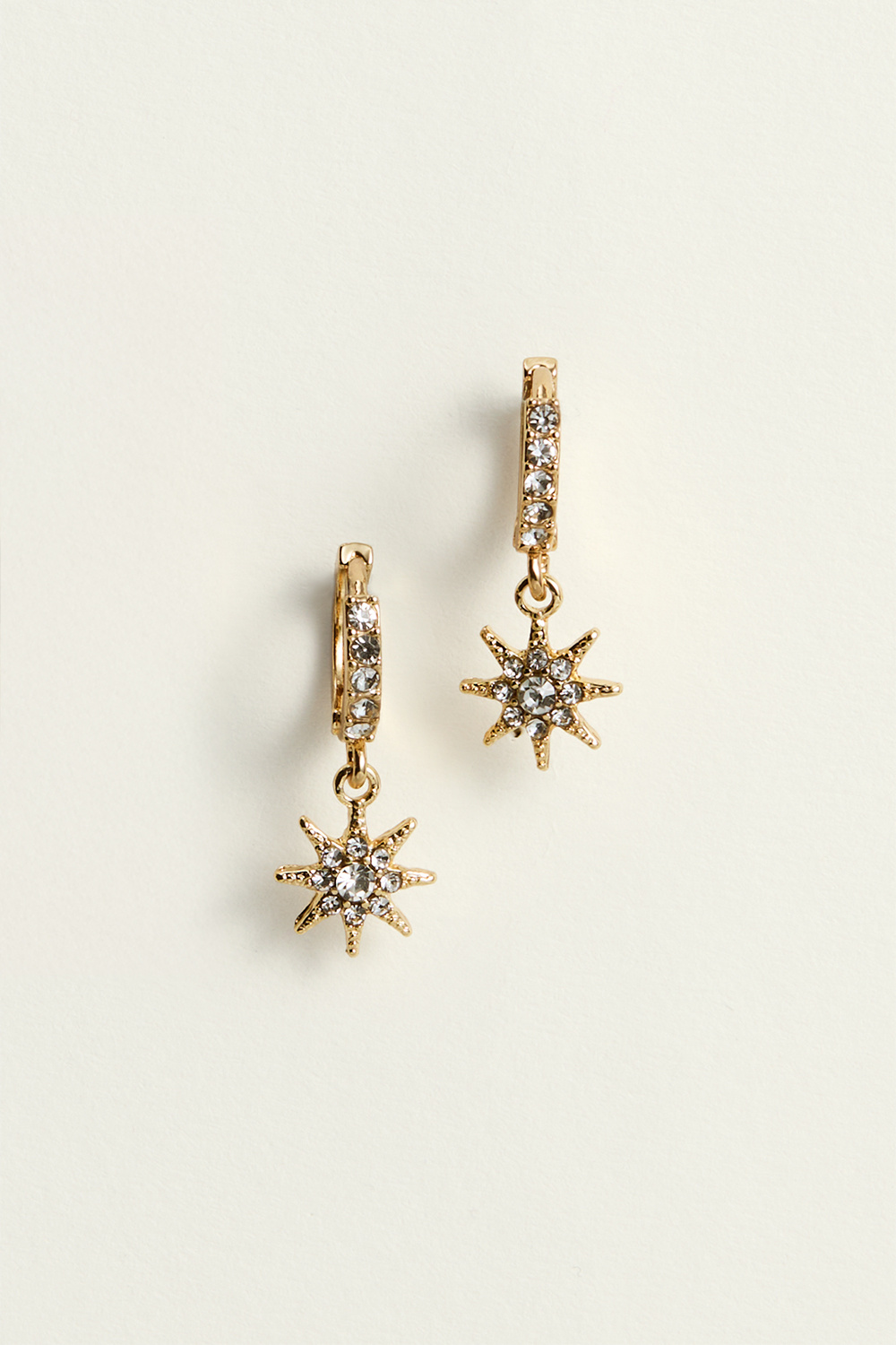 Korvarenkaat, joissa tähden muotoiset riipukset ja lasikiviä