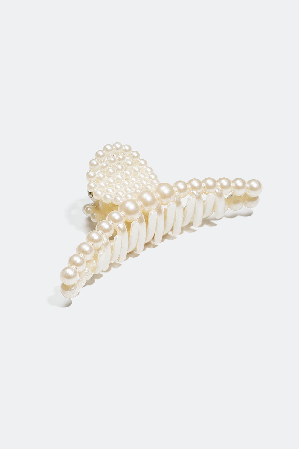 Pitkänomainen hiusklipsi, jossa valkoisia muovihelmiä