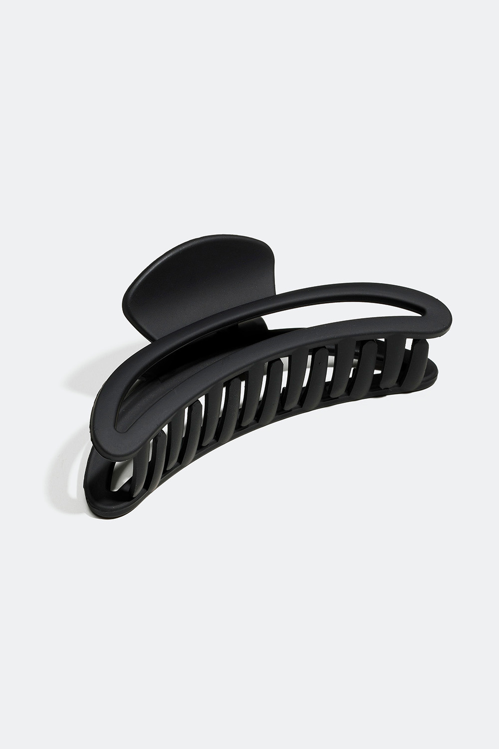 Pitkänomainen musta hiusklipsi, jossa on leikattu yksityiskohta