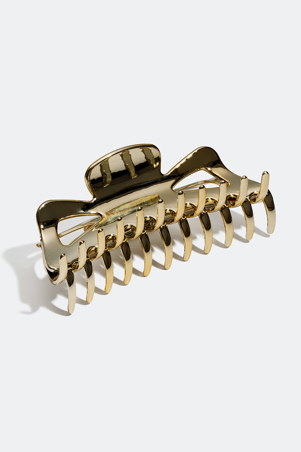 Suuri kullanvärinen hiussolki