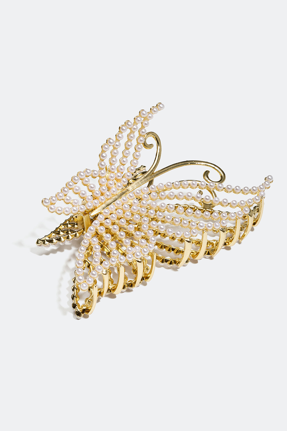 Hiusklipsi, jossa kullanvärinen perhonen ja helmiä