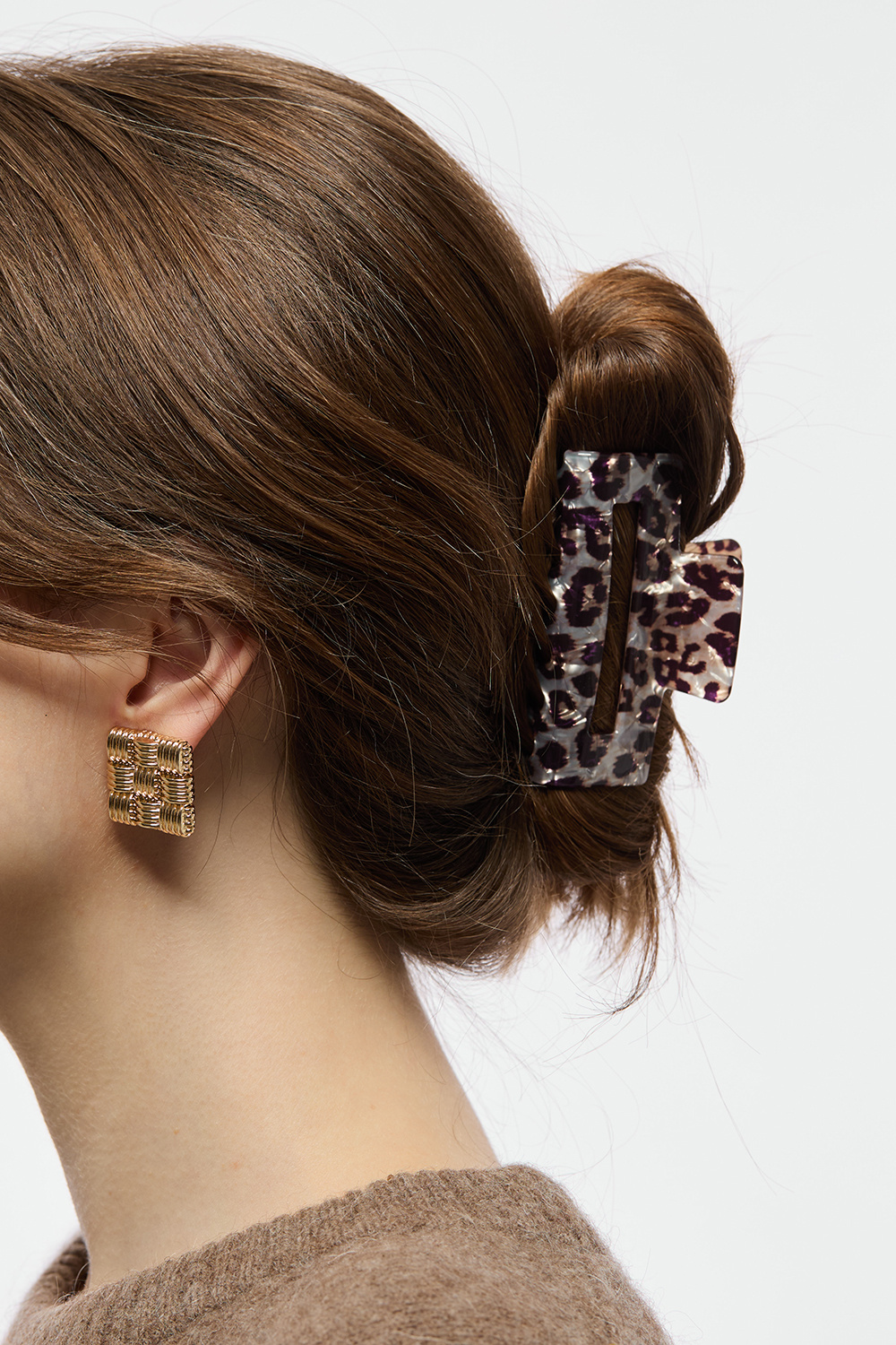 Kapea hiusklipsi, jossa kimaltava leopardikuvio