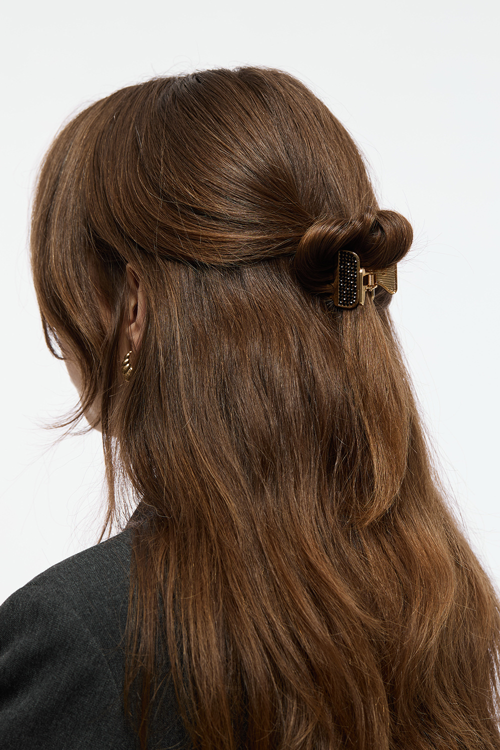 Kullanvärinen hiusklipsi, jossa mustia strasseja