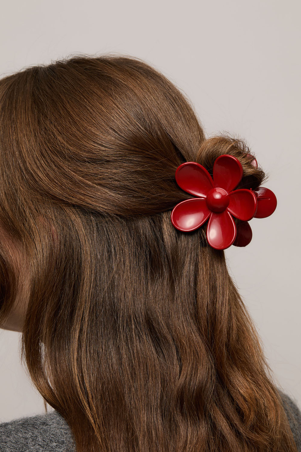 Punainen kukanmuotoinen hiusklipsi