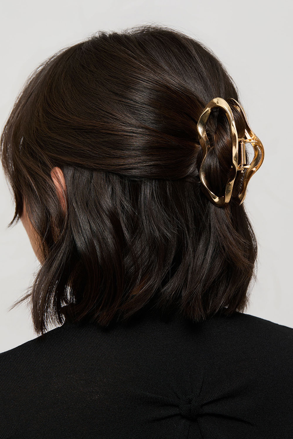 Kullanvärinen, orgaanisen muotoinen hiussolki