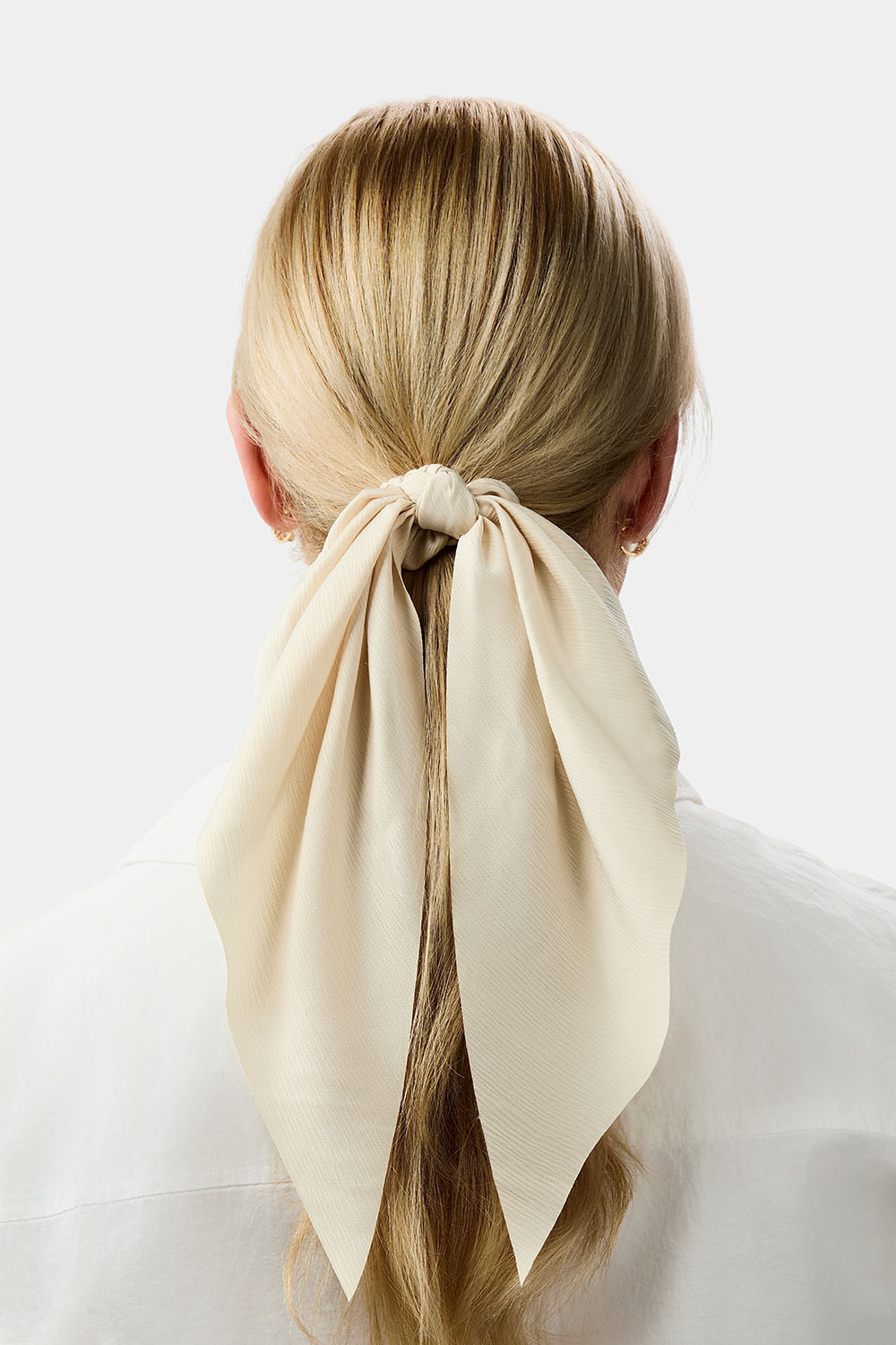 Beige hiusdonitsi huivilla