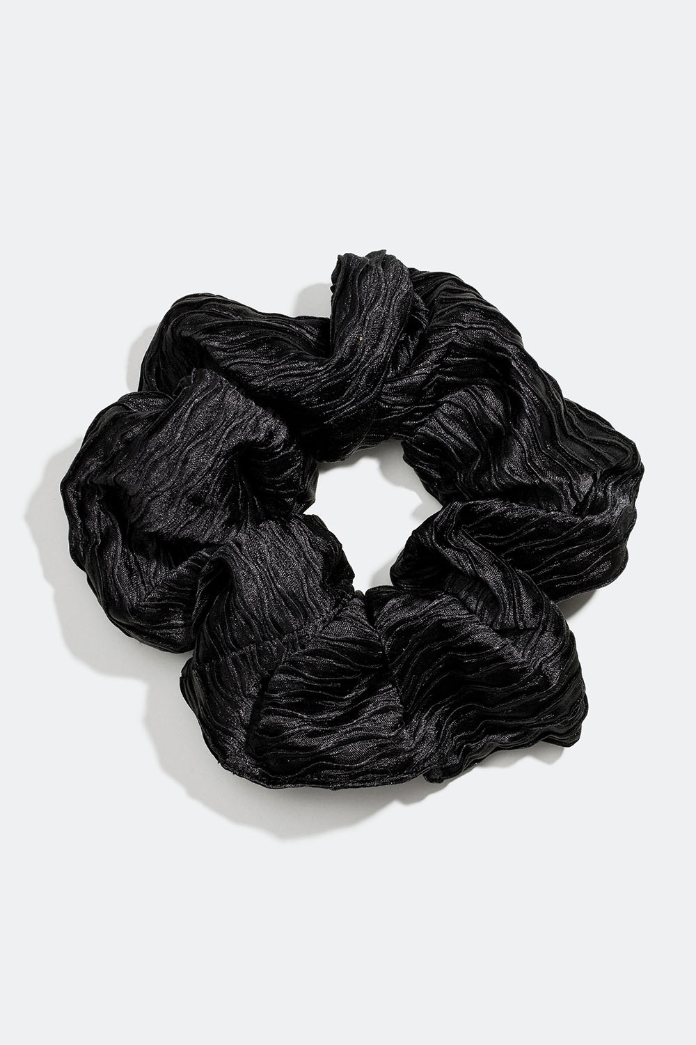 Suuri musta hiusdonitsi pliseeratusta kankaasta