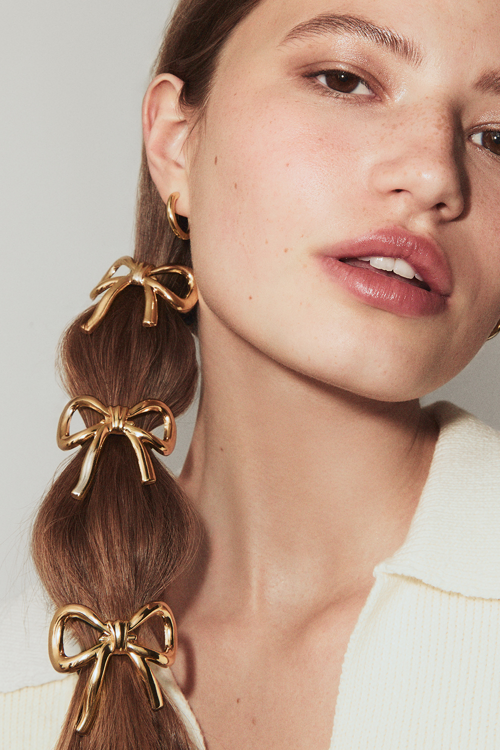 Hiuslenkki kullanvärisellä metallirusetilla