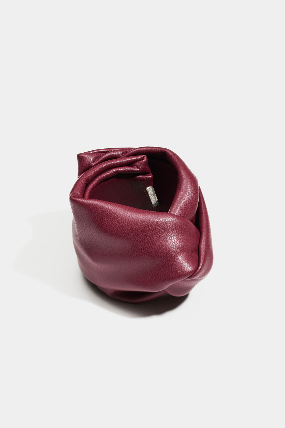 Viininpunainen tupsukoriste solmulla