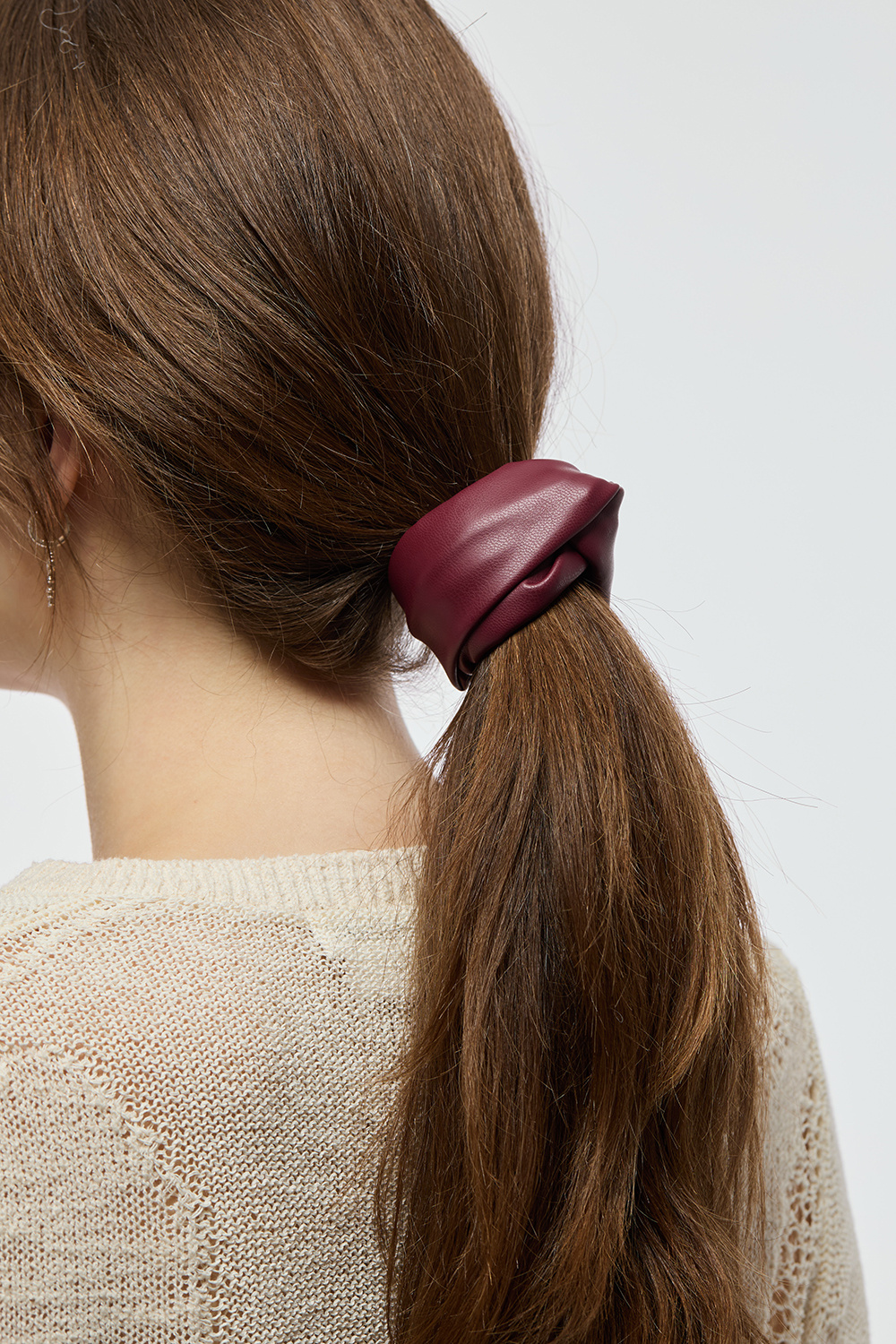 Viininpunainen tupsukoriste solmulla