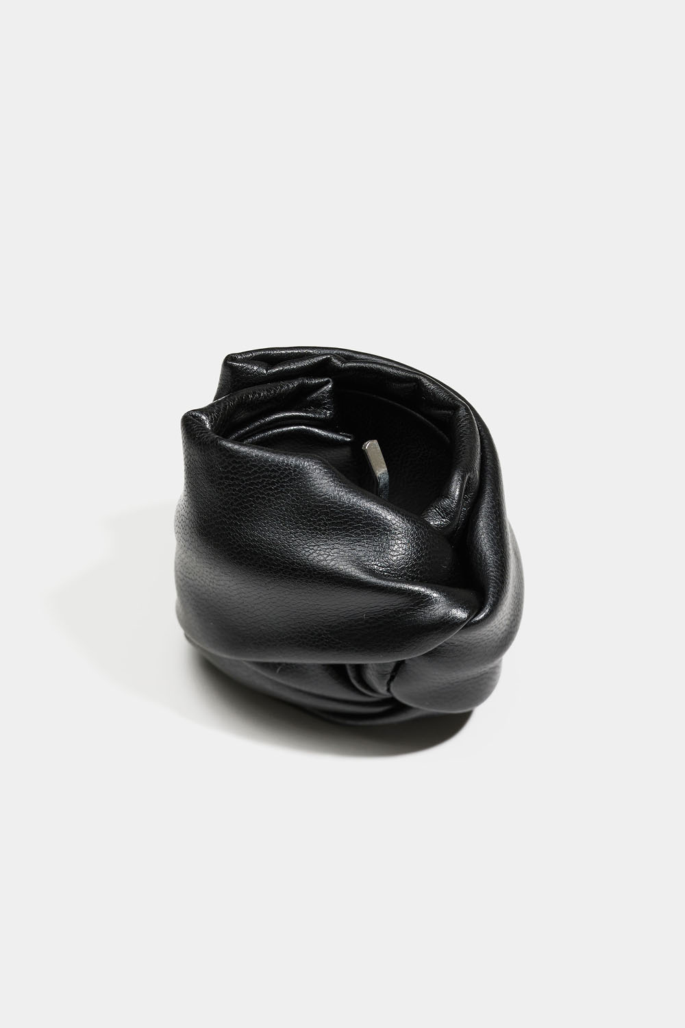 Musta tupsukoriste solmulla