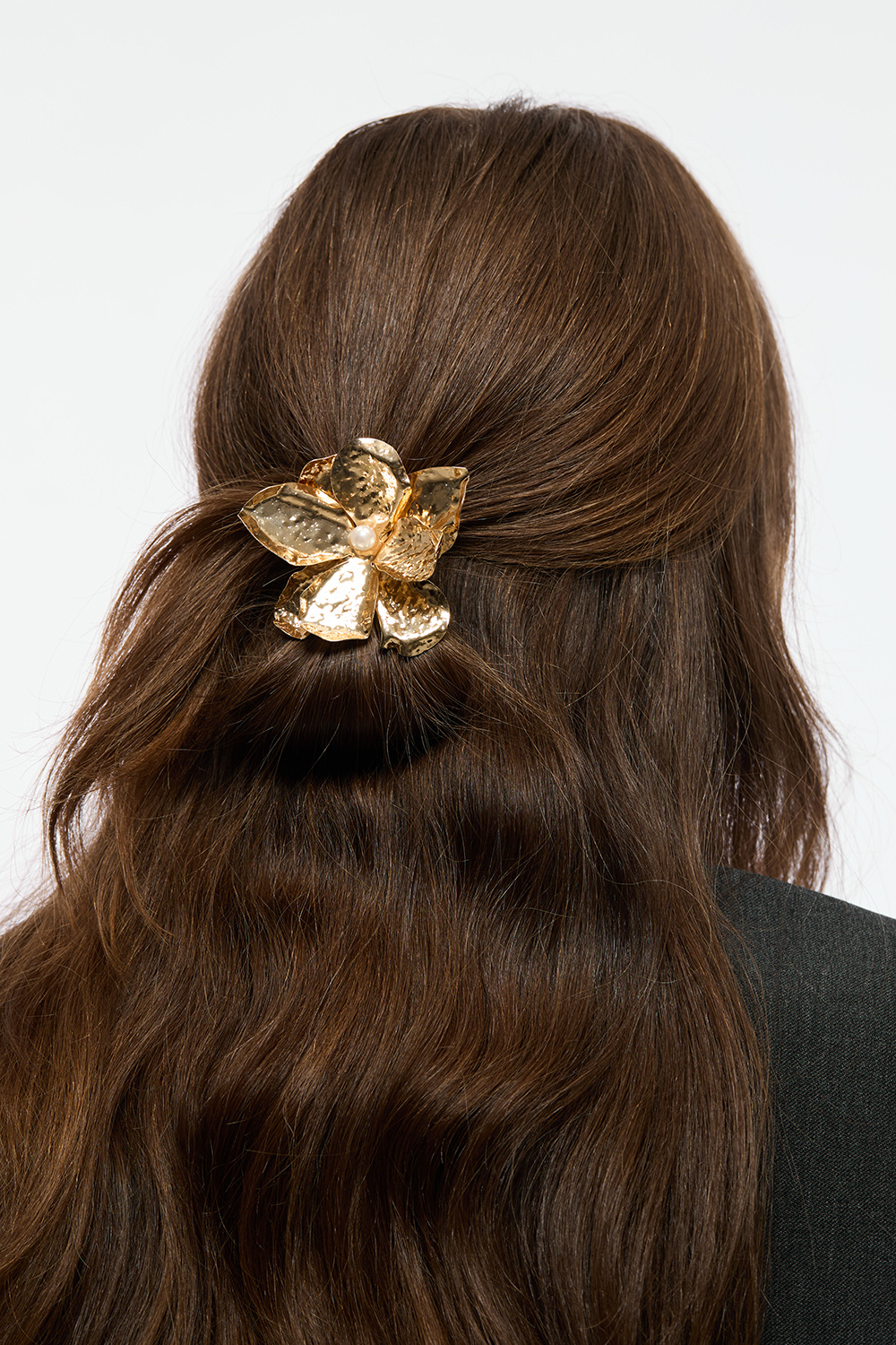 Hiuslenkki, jossa metallinen kukka