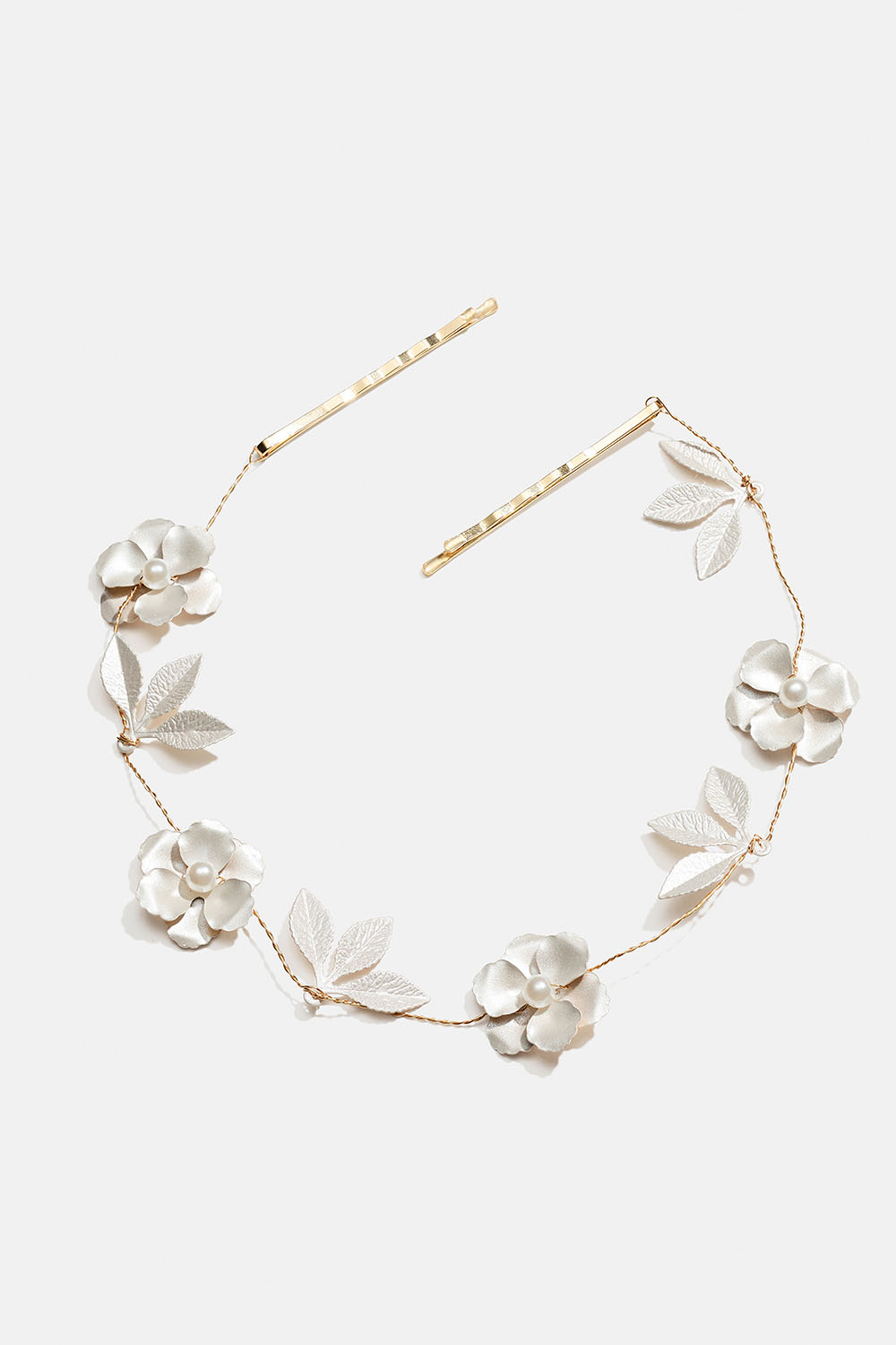 Hiuskoriste, jossa valkoisia kukkia ja lehtiä