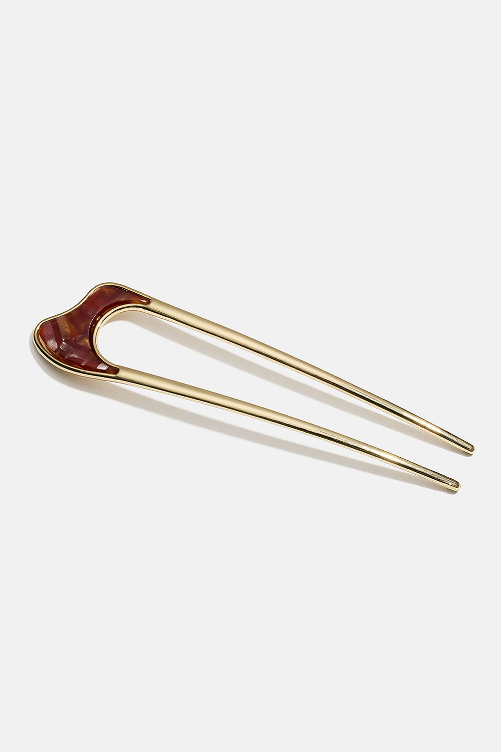 Kullanvärinen ranskalainen hiusneula, jossa on punaruskea yksityiskohta