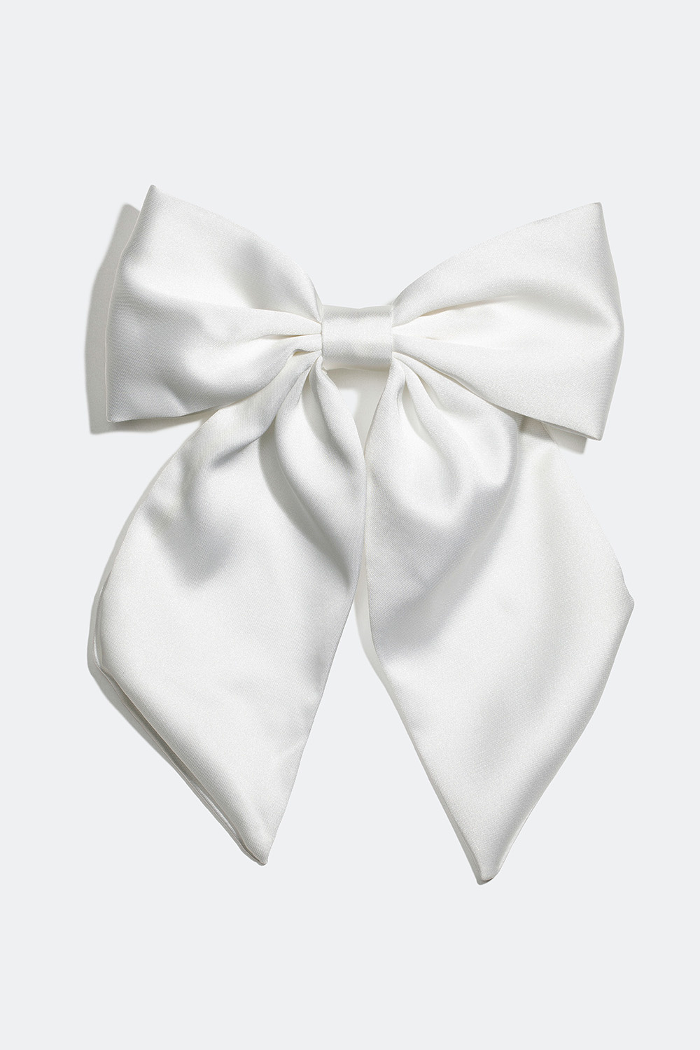 Hiussolki, jossa valkoisesta keinosilkistä valmistettu ruusuke