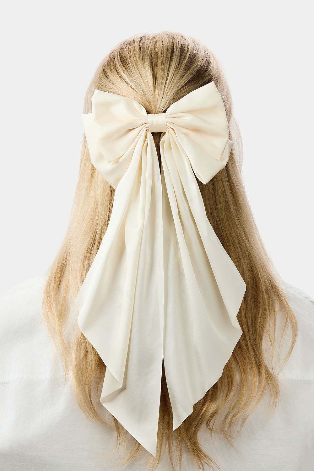 Hiussolki, jossa on suuri, valkoisesta keinosilkistä valmistettu rusetti.