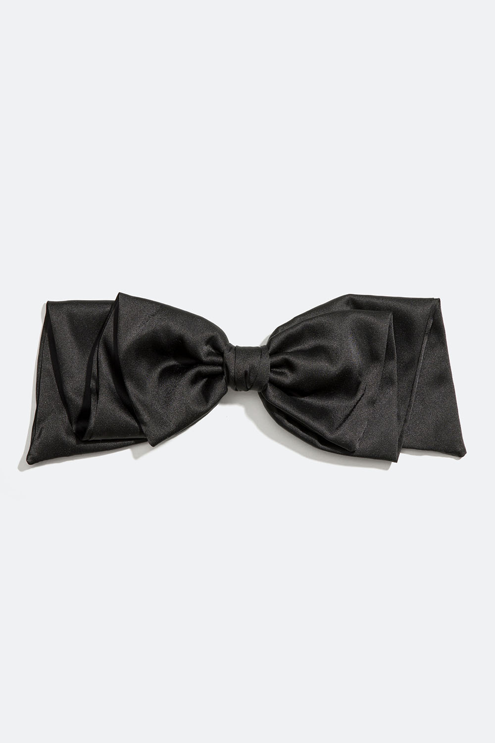 Hiussolki, jossa on iso, mustasta keinosilkistä valmistettu rusetti.