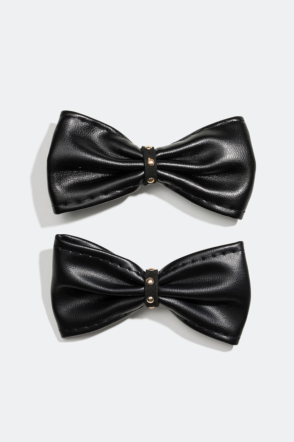 Hiussolki, jossa mustasta keinonahasta valmistettuja rusetteja, 2 kpl