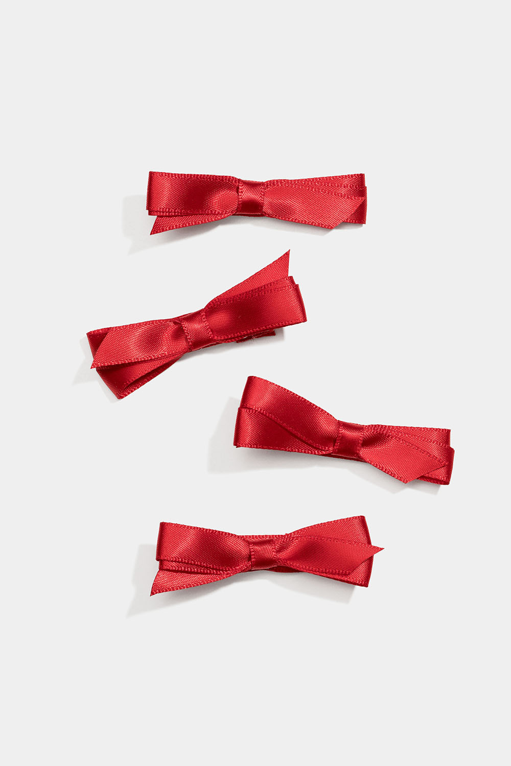 Hiusklipsit pienillä punaisilla ruseteilla, 4 kpl