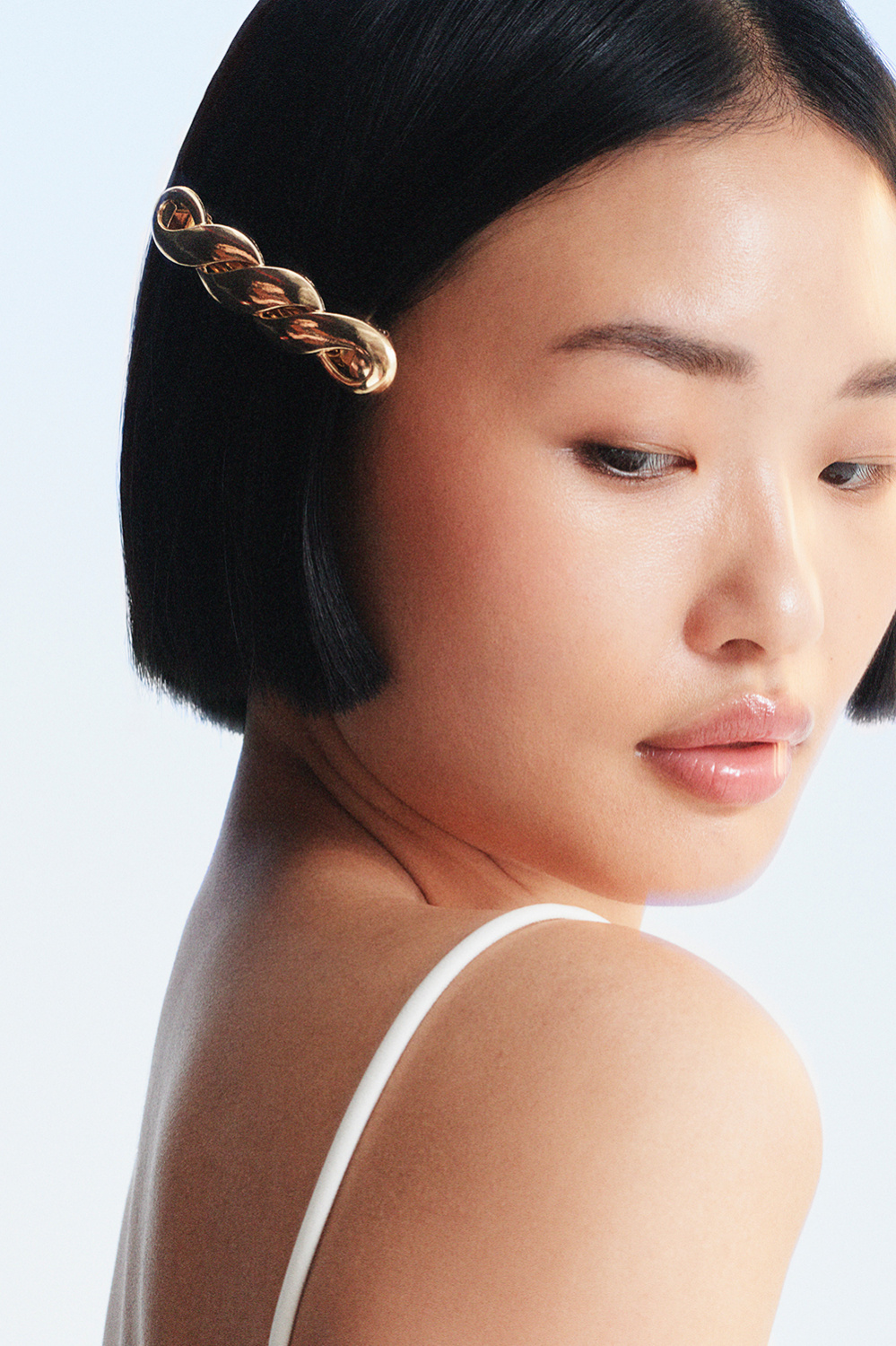 Kierretty kullanvärinen hiusklipsi