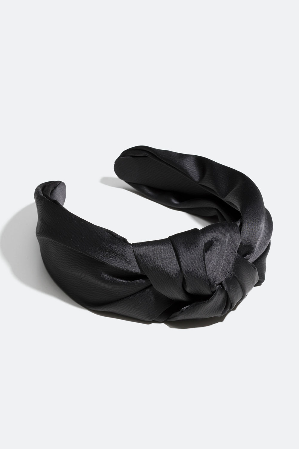 Musta hiuspanta solmulla