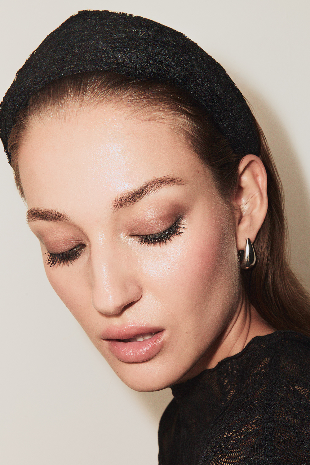 Leveä musta pitsipanta