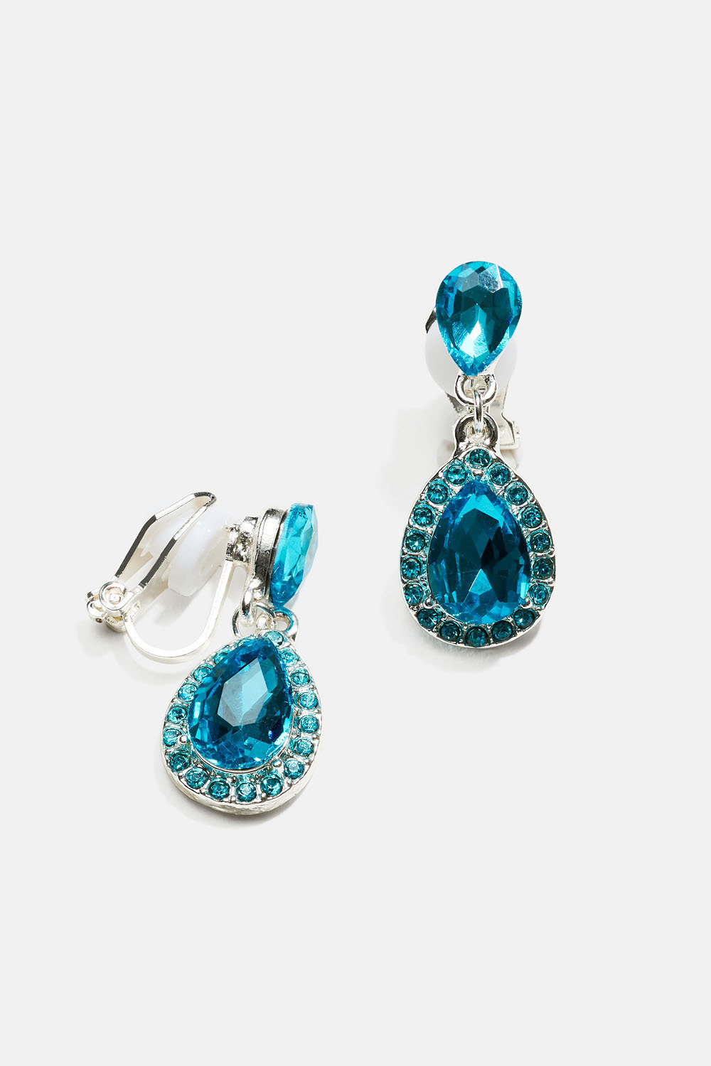 Klipsikorvakorut, joissa siniset, pisaranmuotoiset kivet