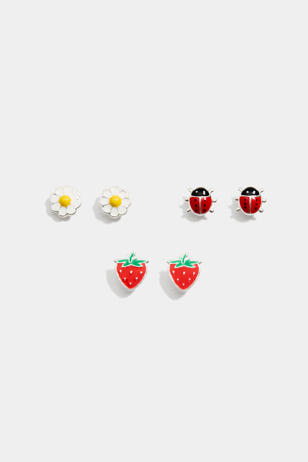 Kolme paria hopeakorvakoruja, joissa mansikoita, leppäkerttuja ja päivänkakkaroita