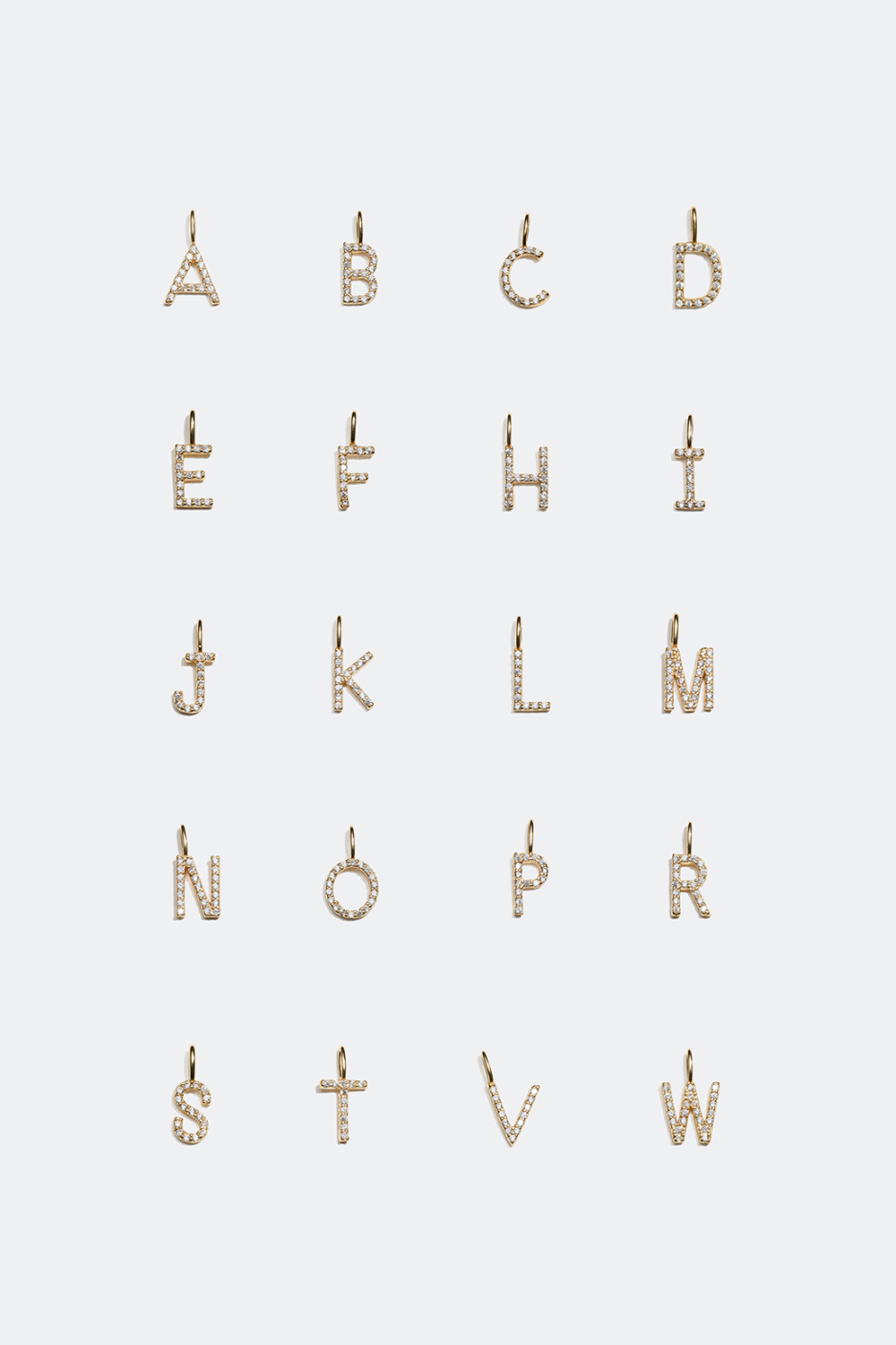 Kullattu riipus, jossa strassikirjaimet